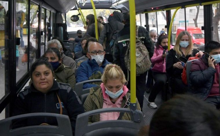 FOTO: El uso de barbijo en el transporte público, una imagen repetida en plena pandemia.