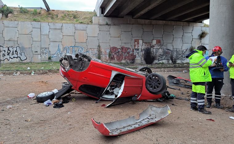 FOTO: El auto quedó destruido tras la caída. (Foto: Federico Borello/Cadena 3)