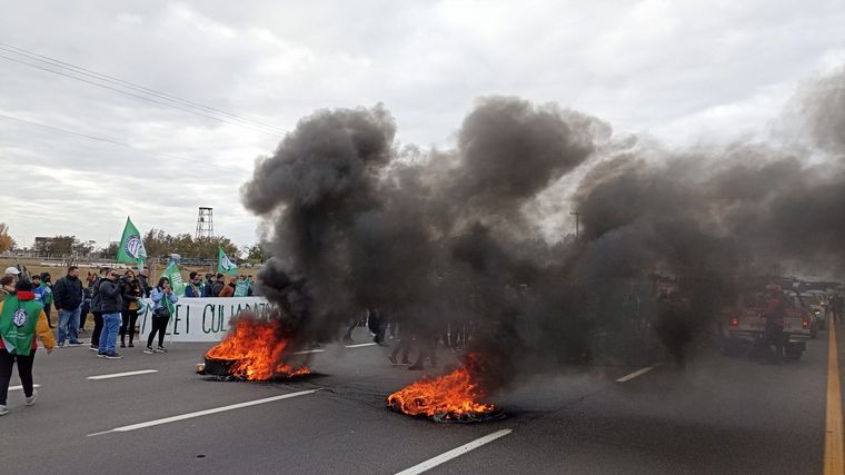 FOTO: Extrema tensión entre manifestantes de ATE y Gendarmería. (Federico Borello/Cadena 3)