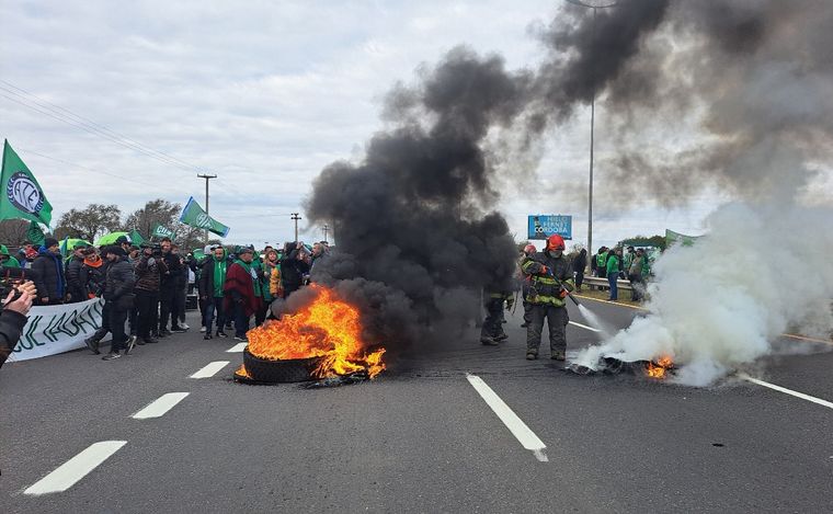 FOTO: Extrema tensión entre manifestantes de ATE y Gendarmería. (Federico Borello/Cadena 3)
