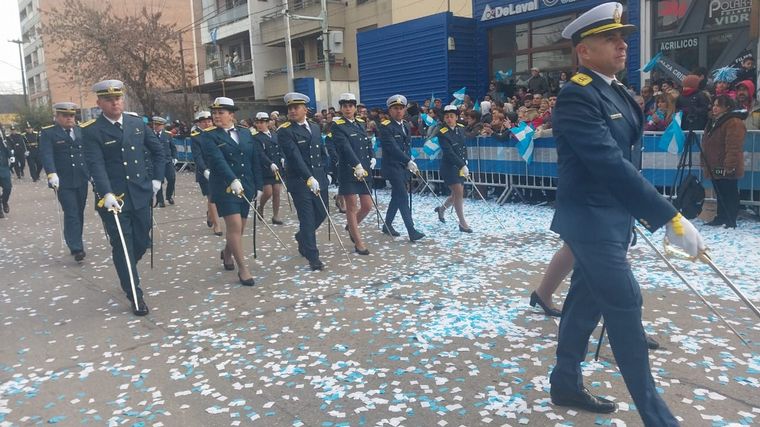 FOTO: Llaryora preside el tradicional desfile cívico-militar en Río Cuarto