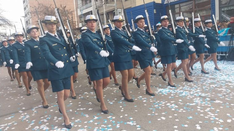 FOTO: Llaryora preside el tradicional desfile cívico-militar en Río Cuarto