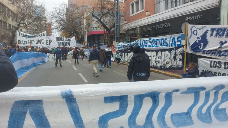 FOTO: En medio de la marcha se armó un picadito en pleno centro de Córdoba