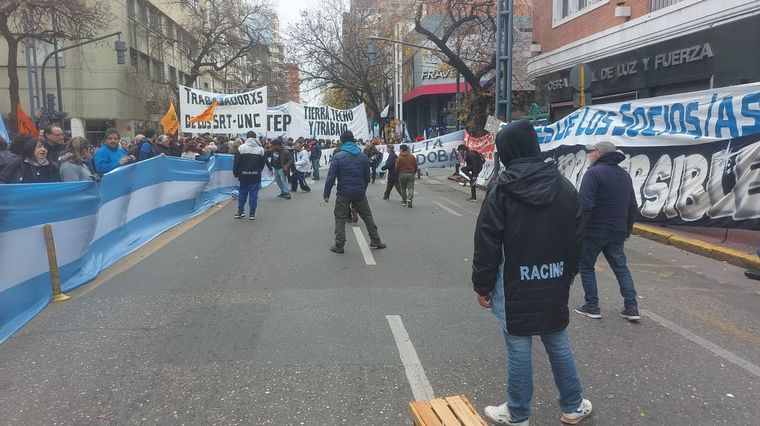 FOTO: En medio de la marcha se armó un picadito en pleno centro de Córdoba