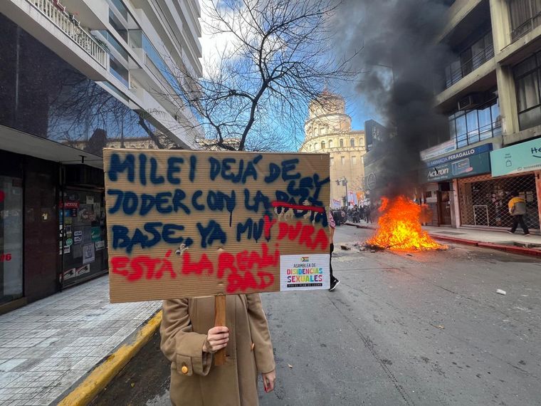 FOTO: Grupos de izquierda se manifiestan contra Milei. (Foto: Daniel Cáceres/Cadena 3)