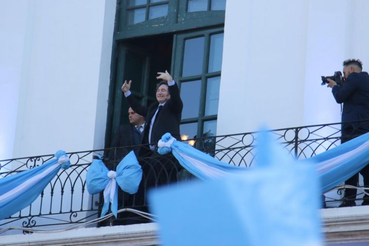 FOTO: Milei sorprendió al saludar desde un balcón del Cabildo.