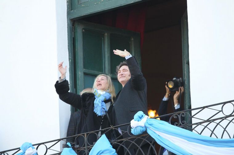 FOTO: Milei sorprendió al saludar desde un balcón del Cabildo.