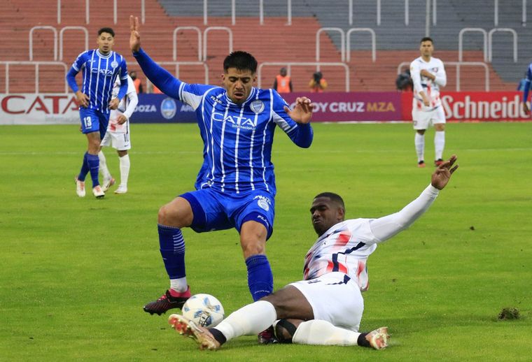 FOTO: El partido entre Godoy Cruz y San Lorenzo fue suspendido por incidentes. 