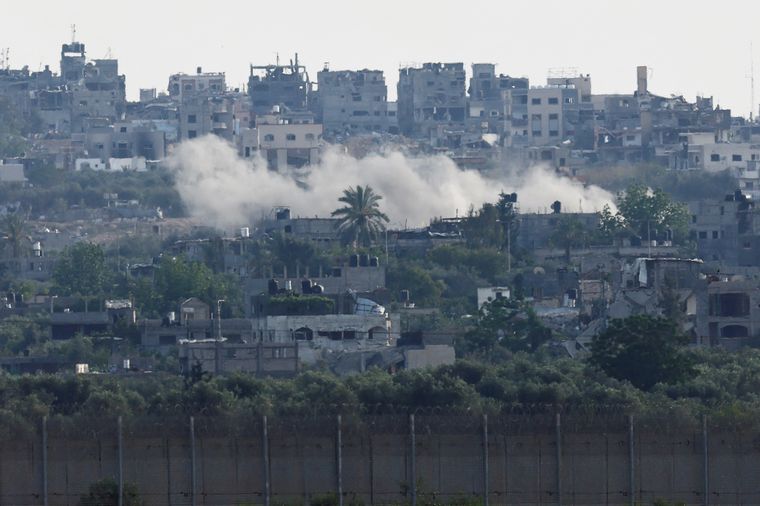 FOTO: Se levanta humo tras un ataque aéreo israelí en Gaza.