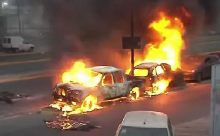 FOTO: Compañeros del delivery asesinado incendiaron cinco autos. (Captura TV)