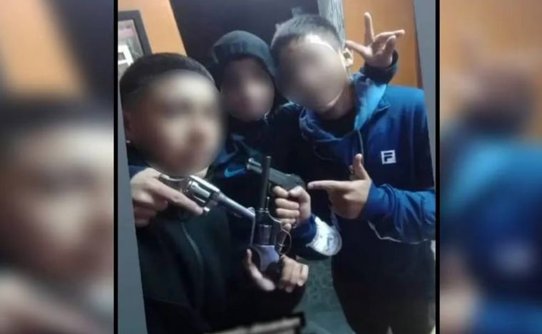 FOTO: Dos de los cuatro menores detenidos por el crimen del remisero (Instagram)