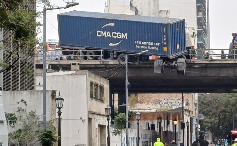 FOTO: Un camión chocó y quedó colgado en la Au. 25 de Mayo. (Orlando Morales/Cadena 3)