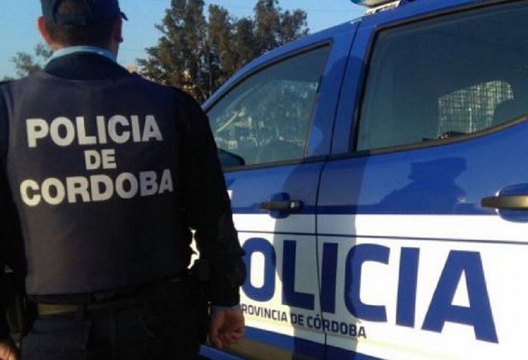 FOTO: Córdoba: detienen a un hombre robando las luminarias de una escuela