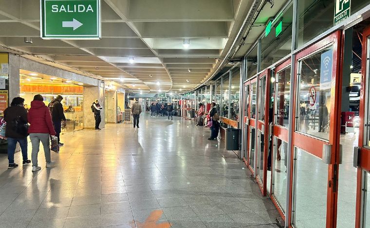 FOTO: La Terminal de Ómnibus de Córdoba, sin asientos. (Foto: Lucía González/Cadena 3)