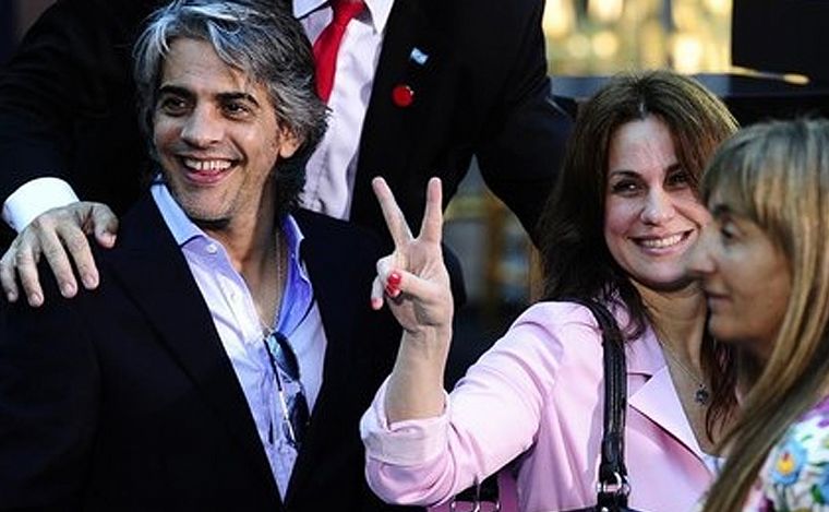 FOTO: Echarri junto a su pareja, Nancy Dupláa, confesos militantes K.