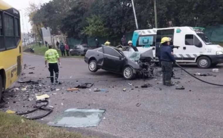 FOTO: Choque fatal entre un auto y un colectivo en Los Polvorines