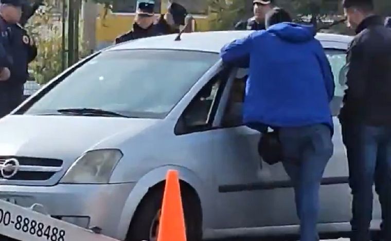 FOTO: Una mujer se atrincheró para que no le secuestren el auto, sin ITV. (Captura video)