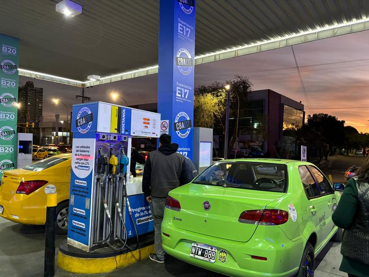 FOTO: La Municipalidad y la Provincia ceden un tanque de combustible a taxis y remises