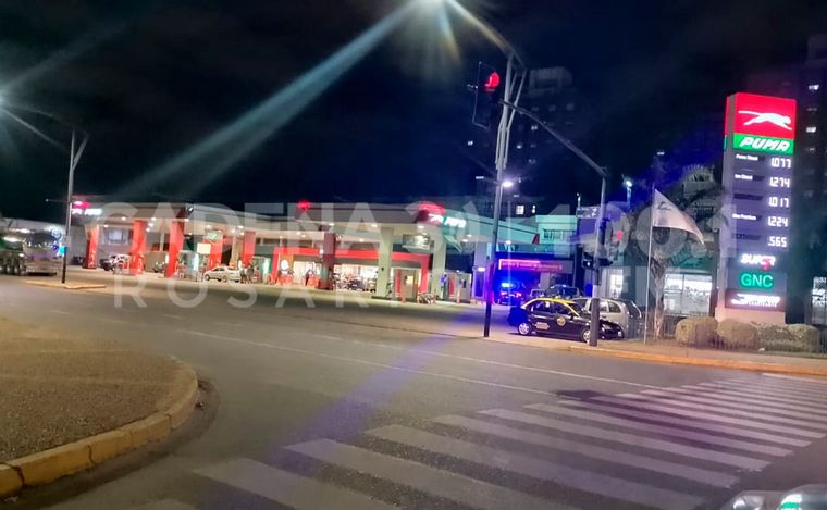 FOTO: Atacan a balazos otra estación de servicio en Rosario y dejaron nota a Di María.