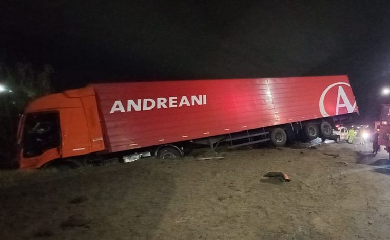 FOTO: El camión de Andreani que se llevó puesto al cerealero. Trabajaban para removerlo.