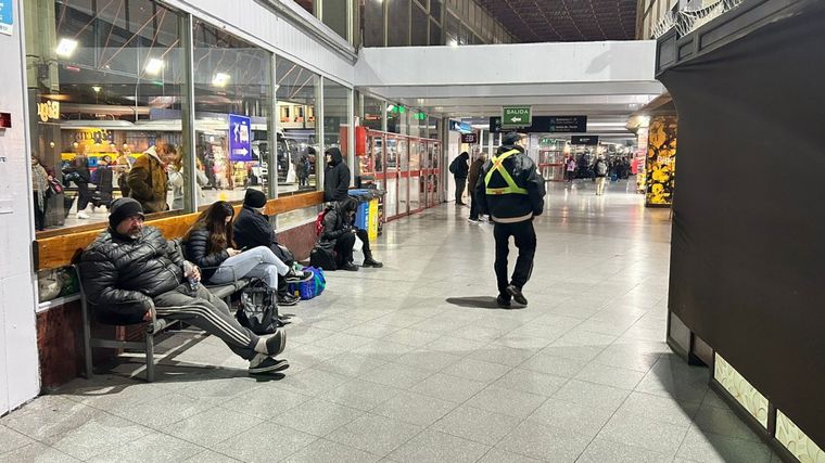 FOTO: La Terminal de Ómnibus de Córdoba tomó medidas por la gente en situación de calle