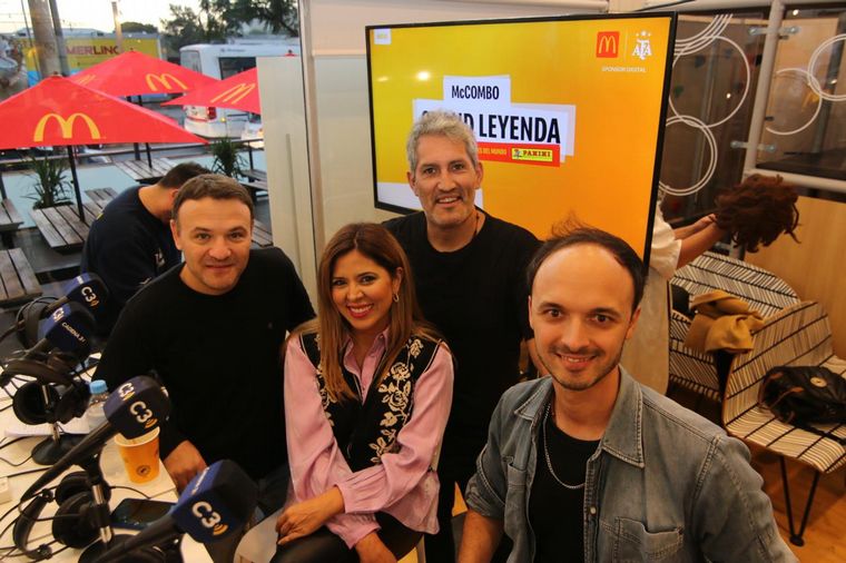 FOTO: Parte del equipo de Tiempo de Juego en la presentación dorada.