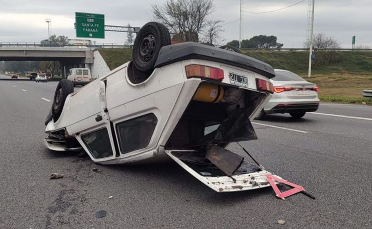 FOTO: Un Fiat 147 volcado en Rosario.