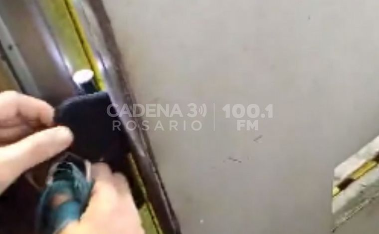 FOTO: El celular que le descubrieron a Ochoa en el interior de la puerta. 