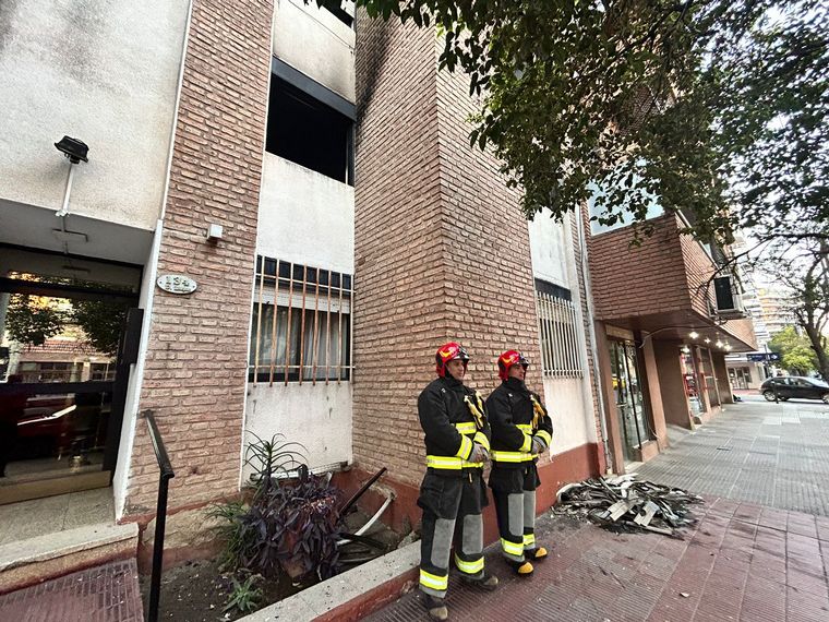 FOTO: Alerta en barrio General Paz por incendio en un edificio: dos personas asistidas