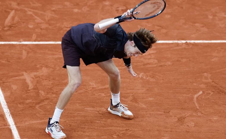 FOTO: Rublev estalló de furia en oland Garros. (Foto:Agencia AP)