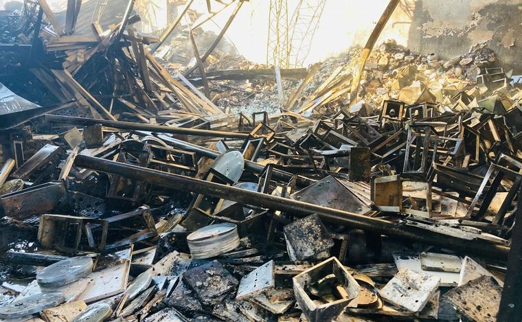 FOTO: Un incendio devastó un depósito en el sudoeste de Rosario.
