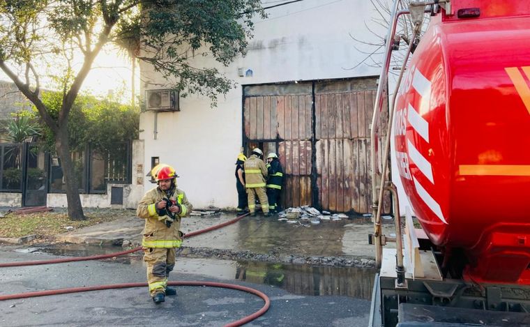FOTO: Un incendio devastó un depósito en el sudoeste de Rosario.
