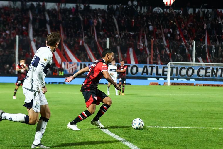 FOTO: Santiago Rodríguez anotó el primer tanto albirrojo. (Foto: IACC)