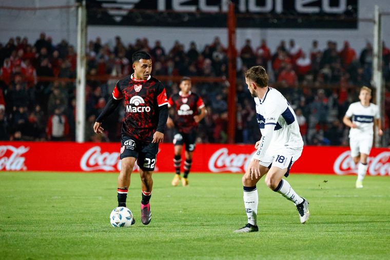 FOTO: Damián Puebla ante la marca de Nicolás Colazo. (Foto: IACC)