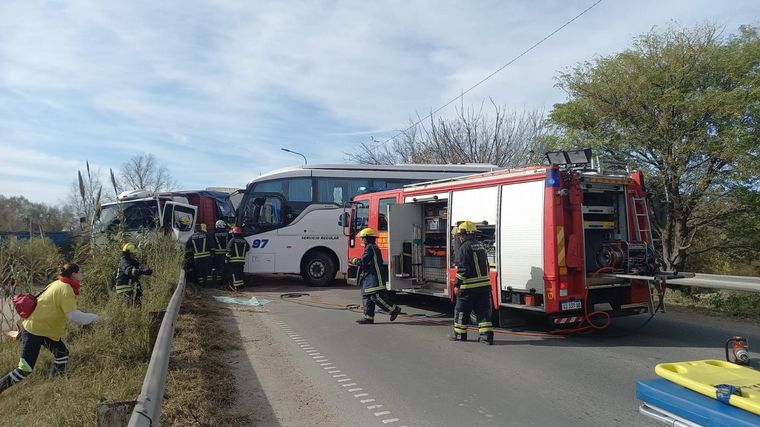 FOTO: Choque entre un camión y un colectivo con pasajeros. 