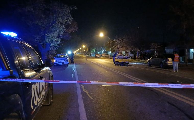 FOTO: Joven motociclista falleció tras ser embestida por un auto en la ruta 33.