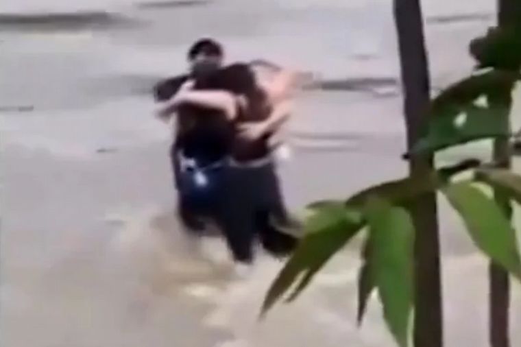 FOTO: Tres amigos se abrazan antes de ser arrastrados por una inundación en Italia.