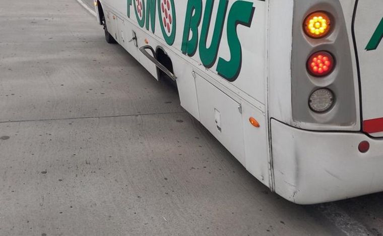 FOTO: Un ómnibus interurbano perdió las dos ruedas traseras en pleno recorrido