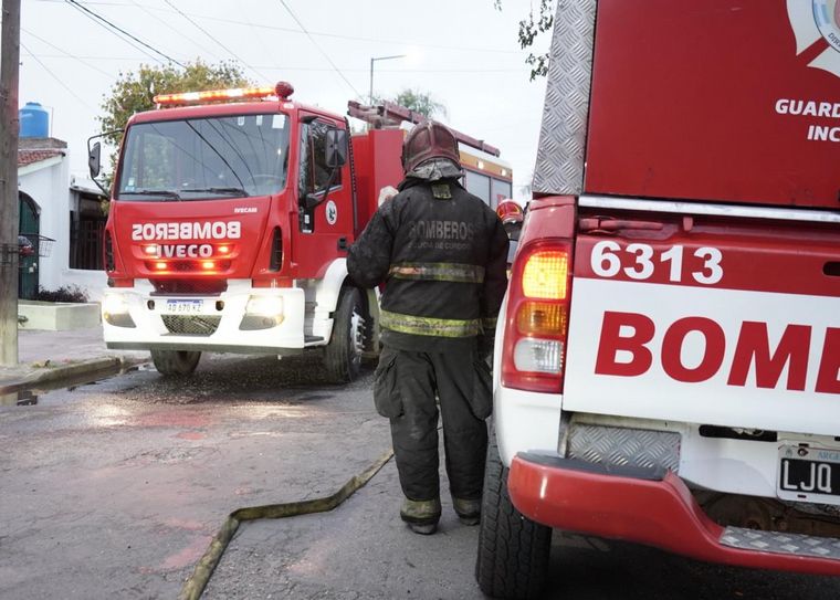 FOTO: Un hombre fue rescatado de un incendio que arrasó su vivienda