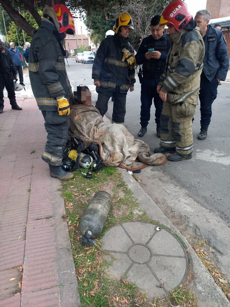 FOTO: Un hombre fue rescatado de un incendio que arrasó su vivienda