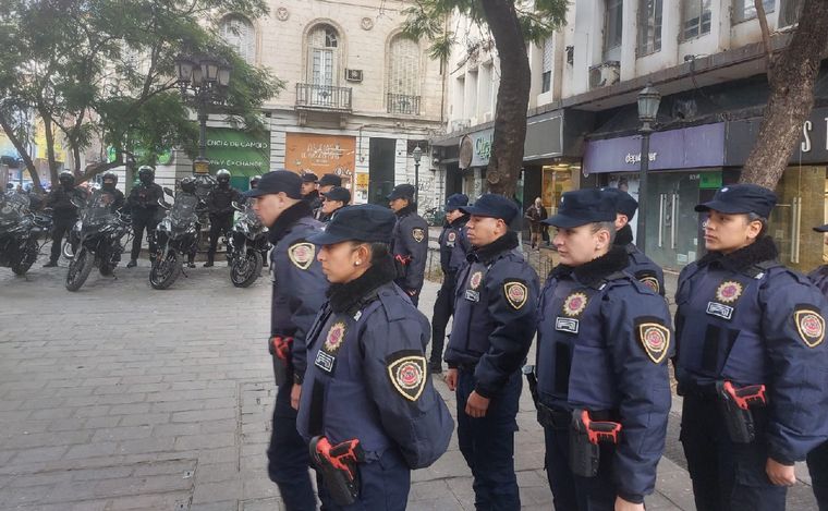 FOTO: Los cadetes de la Policía empiezan a patrullar las calles. (Juan Federico/Cadena 3)