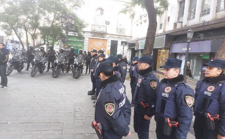 FOTO: Los cadetes de la Policía empiezan a patrullar las calles. (Juan Federico/Cadena 3)