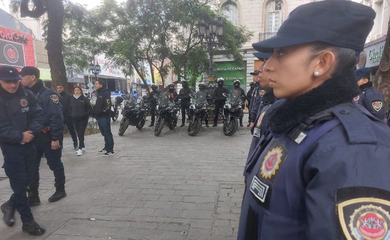 FOTO: Los cadetes de la Policía empiezan a patrullar las calles. (Juan Federico/Cadena 3)