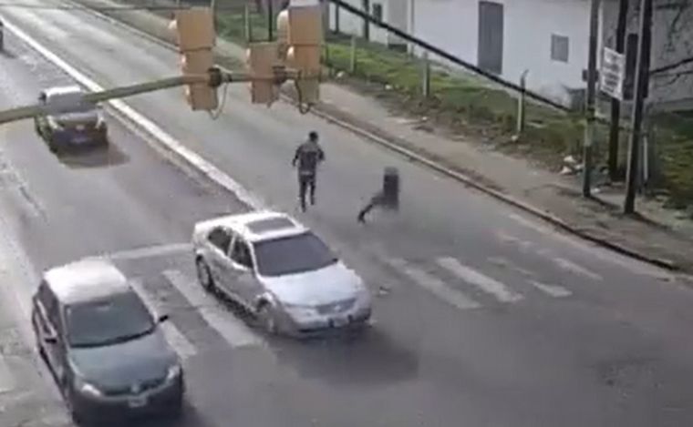 FOTO: Un hombre apuñaló a un nene que pedía plata en un semáforo de Córdoba (Foto: captura)