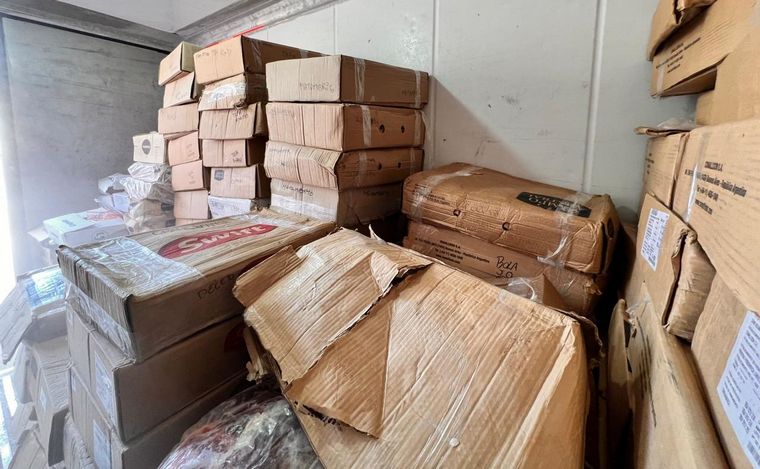 FOTO: En total se encontraron 15 mil kilos de comida en uno de los depósitos. 