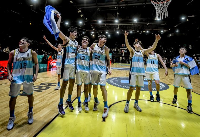 FOTO: Los pibes de Argentina festejan el boleto al Mundial. (Foto: FIBA)