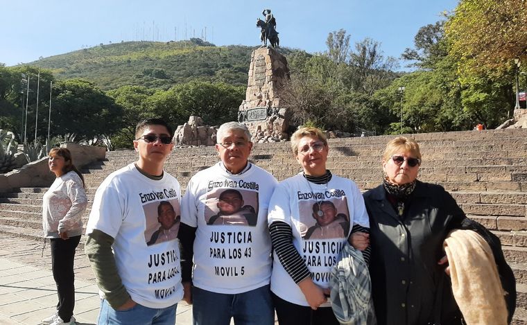 FOTO: Una familia que vino al juicio desde Tucumán. (Foto: Elisa Zamora/Cadena 3)