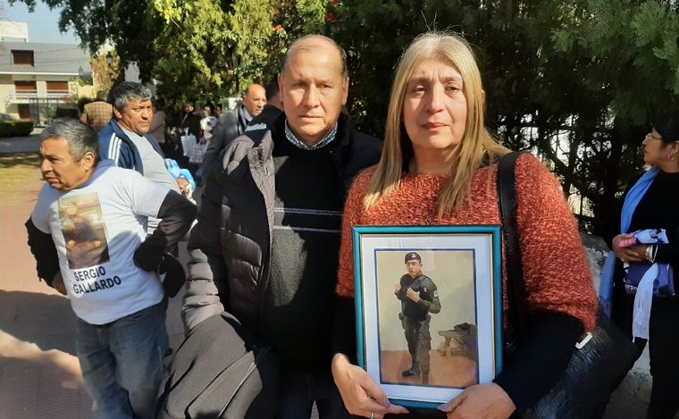 FOTO: Una familia que vino al juicio desde Catamarca. (Foto: Elisa Zamora/Cadena 3)