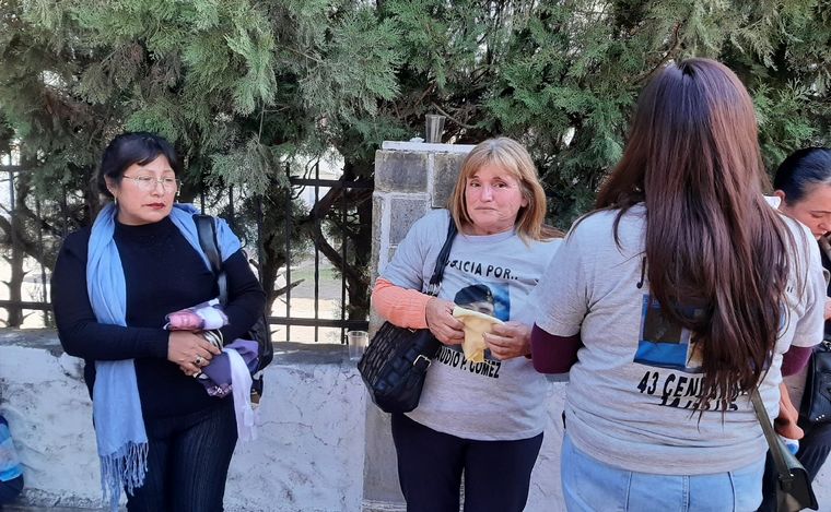 FOTO: Una familia que vino al juicio desde Tucumán. (Foto: Elisa Zamora/Cadena 3)