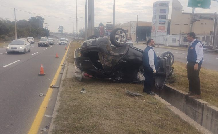 FOTO: Un auto tumbó en Av. La Voz del Interior. (Foto: Fernando Barrionuevo/Cadena 3)